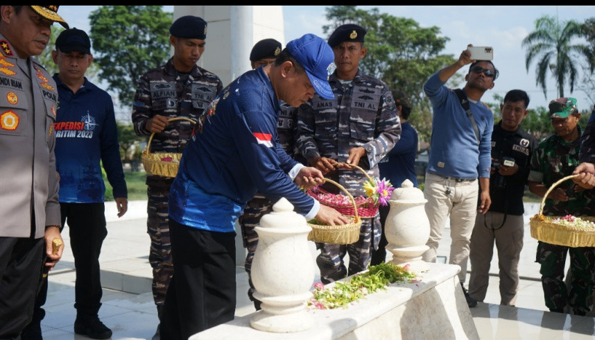 Tiba di Banjarmasin, Tim Putih Ekspedisi Maritim Gelar Baksos dan Ziarah Makam