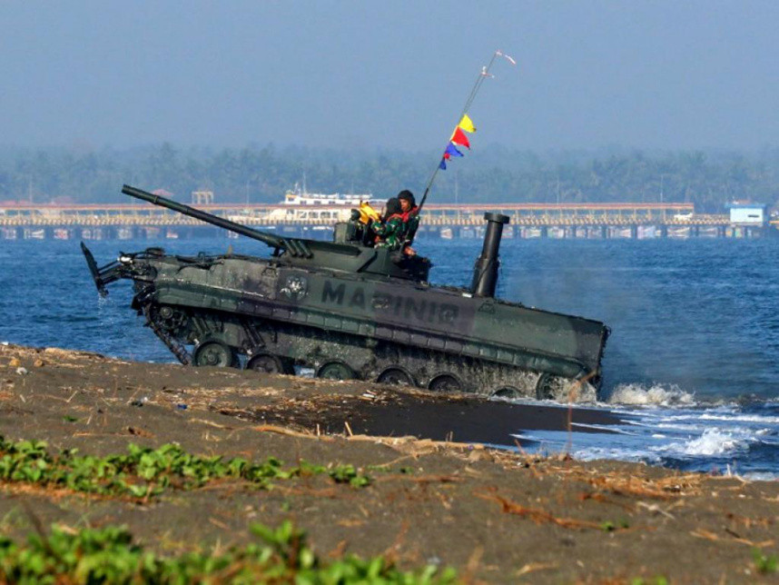 Mendarat di Pantai Banongan, Tank Amfibi Korps Marinir TNI AL Turunkan Pasukan Infanteri