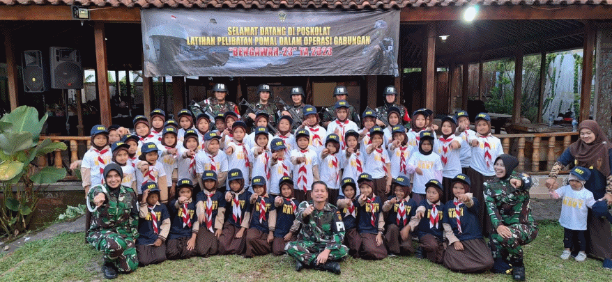 Di Tengah Latihan Perang, Puspomal Gelar Bakti Sosial dan Nobar Layar Tancap