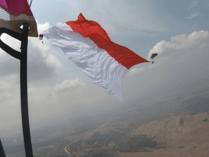 Keren! Kibarkan Merah Putih di Langit Kertajati, Denjaka TNI AL Raih Rekor MURI
