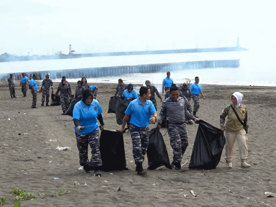 Jelang HUT Kowal dan Hari Dharma Samudera, Lanal Cilacap Bersih-bersih Pantai Teluk Penyu