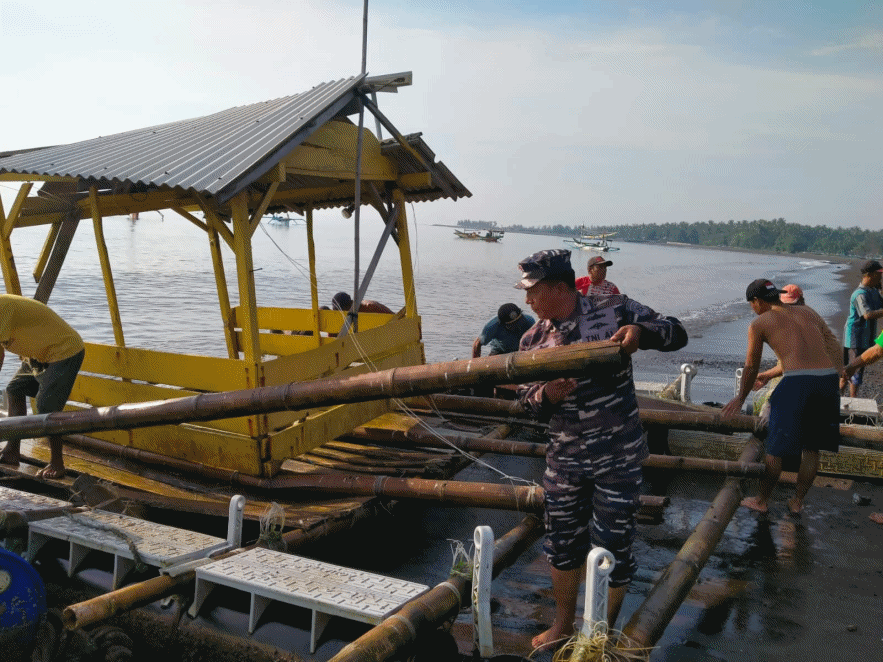 Prajurit Bintara Pembina Maritim Posal Banyuwangi Perbaiki Rumah Apung Nelayan