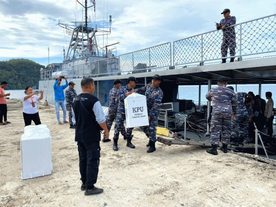 KRI Kakap-811 Dikerahkan Angkut Petugas Pemilu 2024 dan Distribusi Logistik ke Pulau Terluar