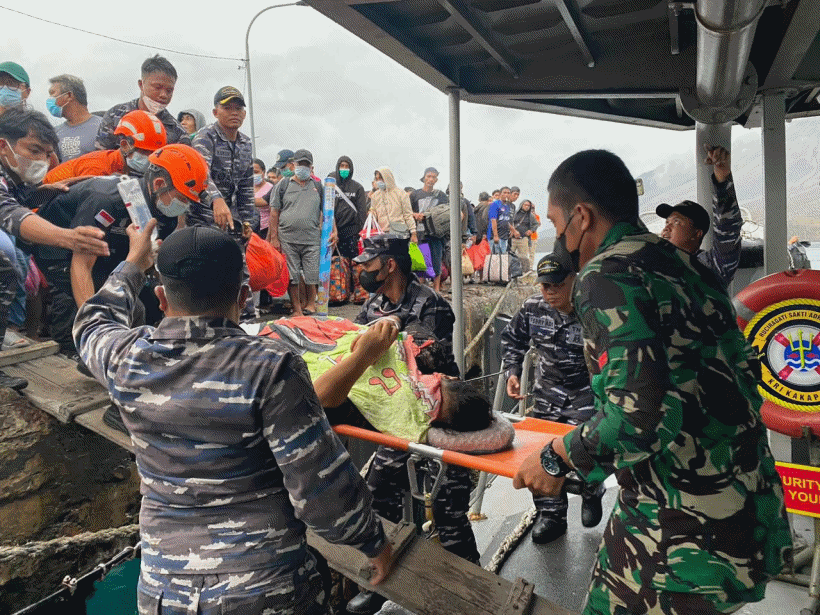 Lagi, Kapal TNI AL Evakuasi 488 Warga Korban Erupsi Gunung Ruang dan Bawa Bantuan Sembako
