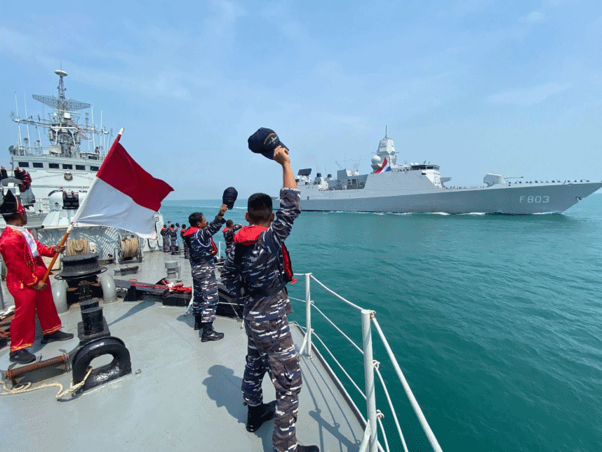 2 Kapal Perang Indonesia Passing Exercise dengan Kapal Perang Belanda  HNLMS Tromp