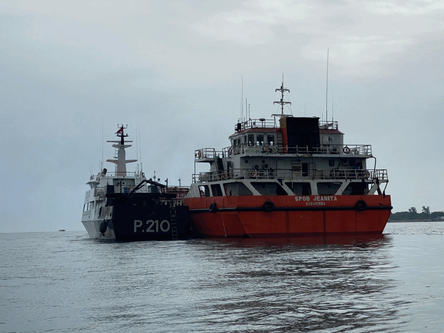 Pasukan KPLP Padamkan Kebakaran Kapal SPOB Jeanita di Tanjung Uban