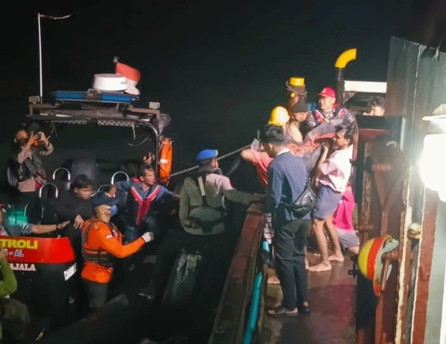 Personel Posal Eretan Cirebon Evakuasi Jenazah ABK