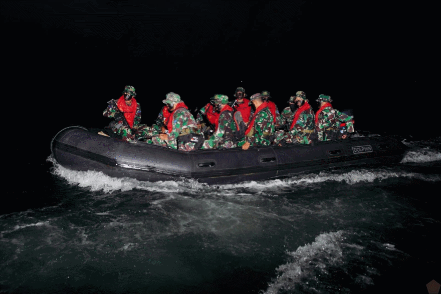 Prajurit Lantamal VI Makassar Asah Kemampuan Raid Amfibi