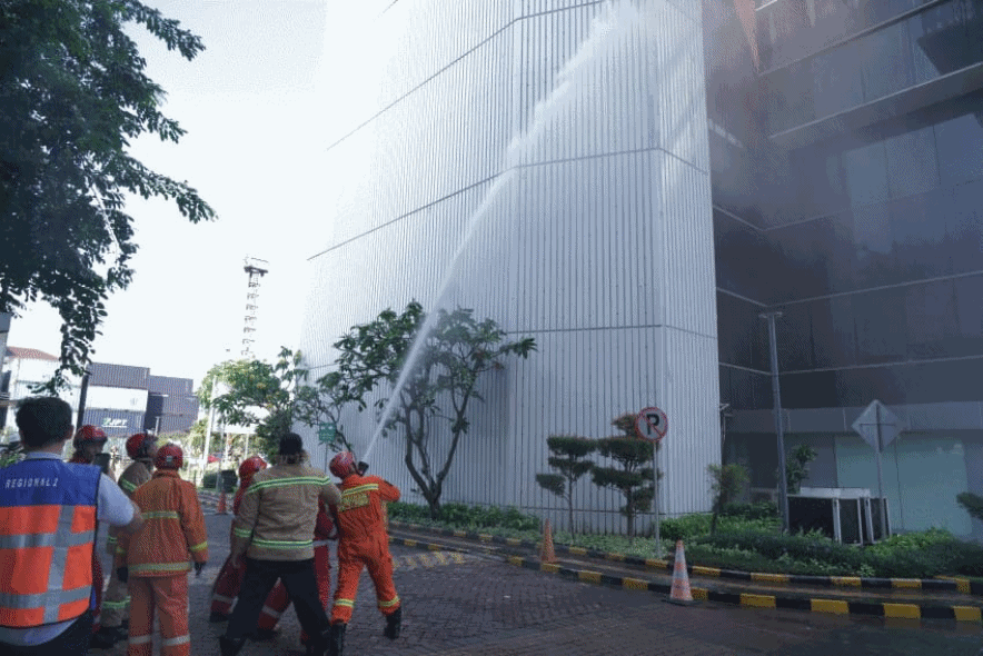 Puluhan Pekerja Pelindo Regional 2 Sigap Padamkan Kebakaran dan Evakuasi Karyawan