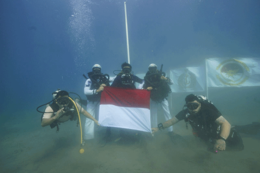 Bravo TNI AL, Aksi Heroik Prajurit Jalasena Kibarkan Merah Putih di Dasar Laut Ambalat