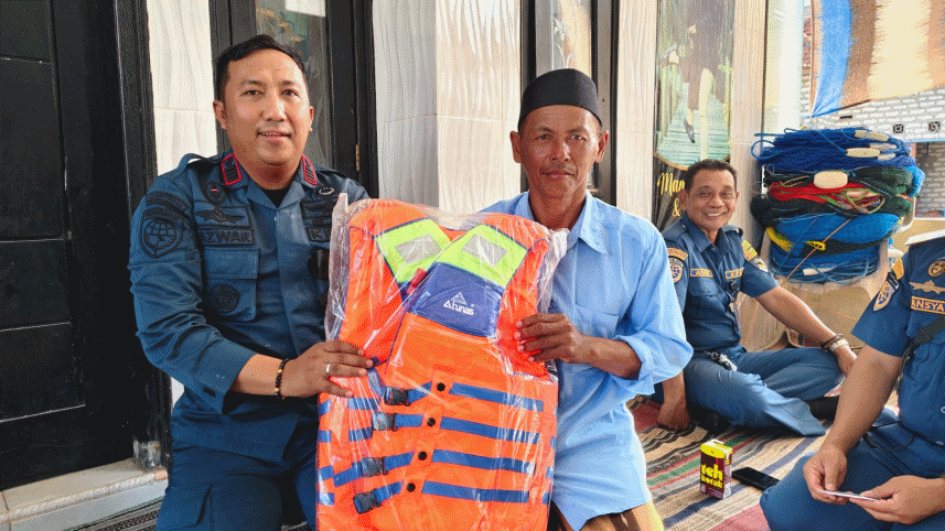 KSOP Kelas IV Kalianget Bagi-bagi Life Jacket ke Nelayan