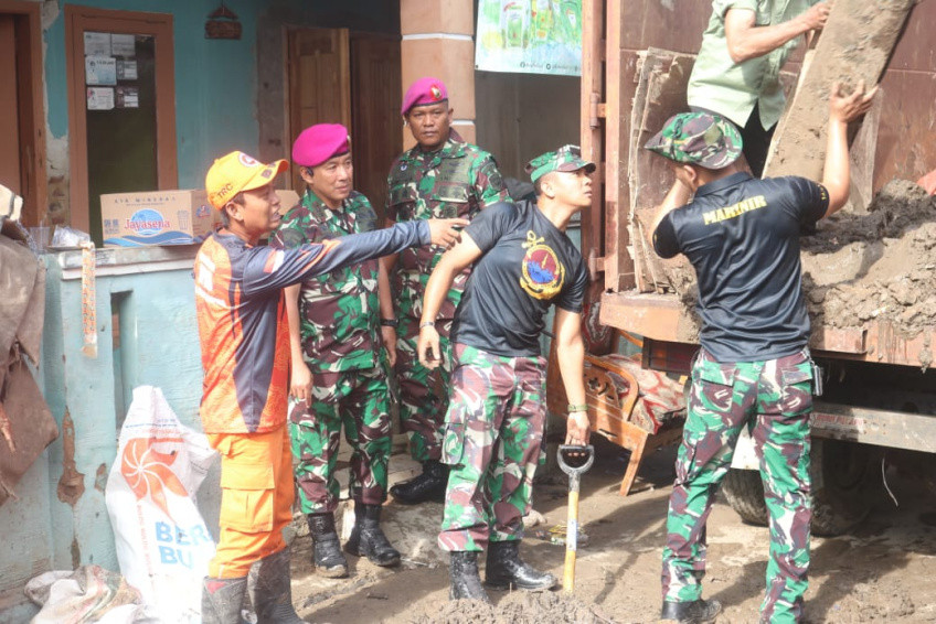 Pasca Banjir Bandang di Lampung, TNI AL Bakti Sosial Pulihkan Wilayah