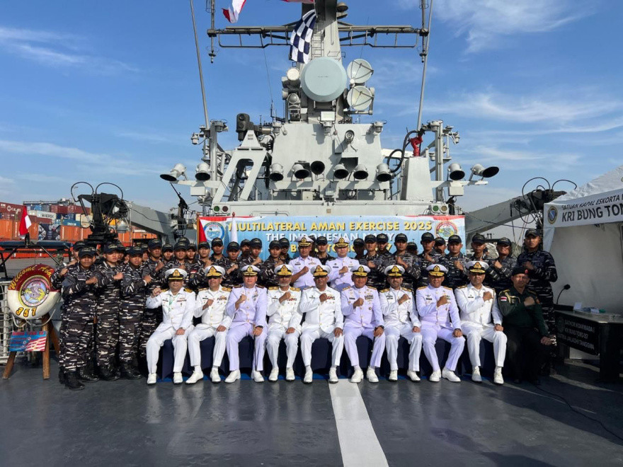 Pangkoarmada I Sambut Kunjungan Pimpinan AL Pakistan, Admiral Naveed Ashraf di Atas KRI TOM-357