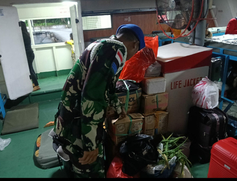 126 Liter Miras Cap Tikus Disita TNI AL di Pelabuhan Nusantara Tahuna