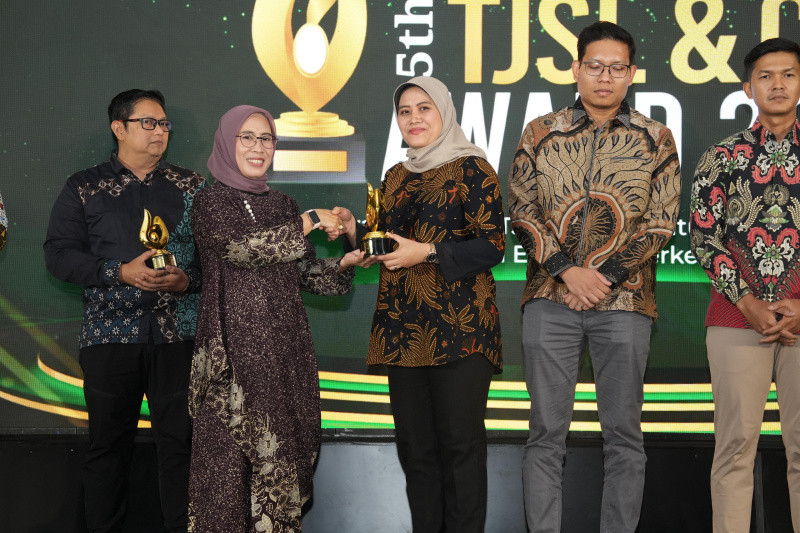 PELNI Sabet 2 Penghargaan di ajang TJSL & CSR Award 2025 BUMN Track