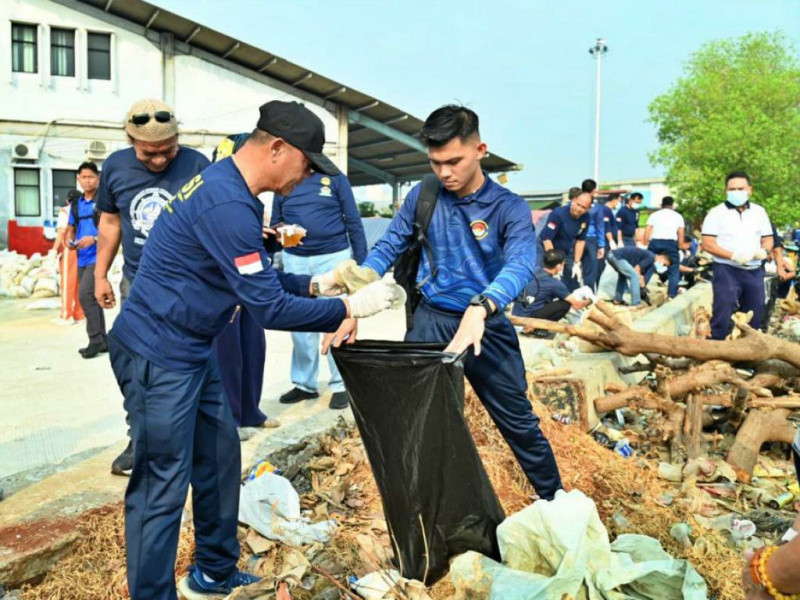 Serbuan Maritim di Muara Angke: Prajurit, Masyarakat dan Mahasiswa Bersih-bersih Pantai