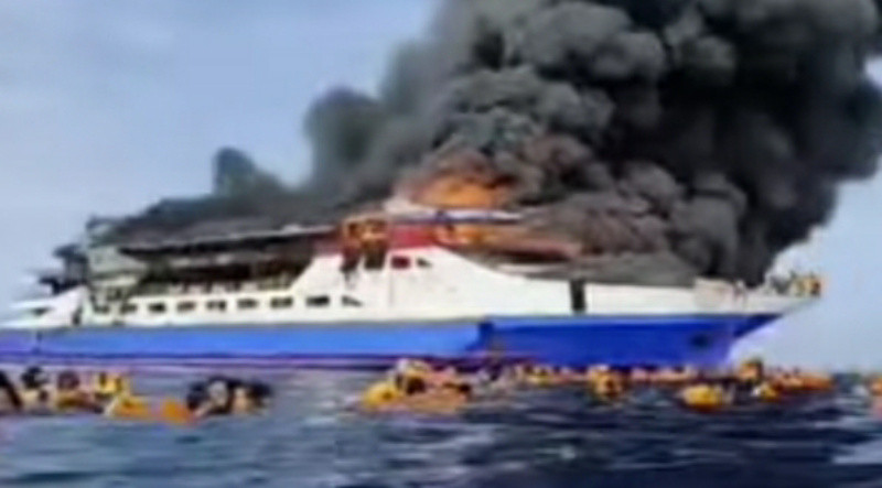 KM Barcelona V Bawa 280 Orang Terbakar di Minahasa, Penumpang Panik Terjun ke Laut