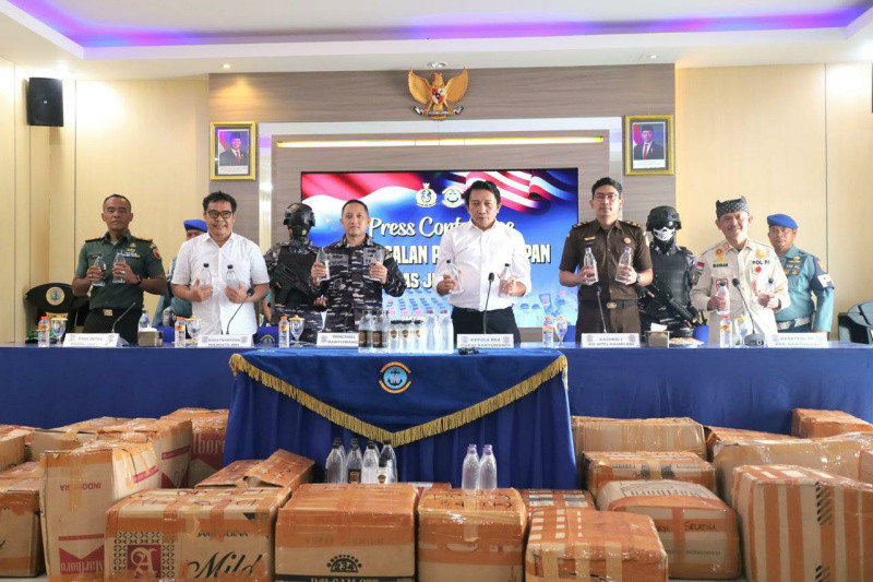 Penyelundupan Ribuan Botol Arak Digagalkan Tim SFQR TNI AL di Pelabuhan Ketapang