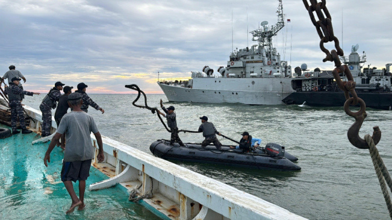 Kapal Perang KRI STS-376 Selamatkan KM Berkat Nikmat Ilahi yang Terombang-ambing di Laut Riau