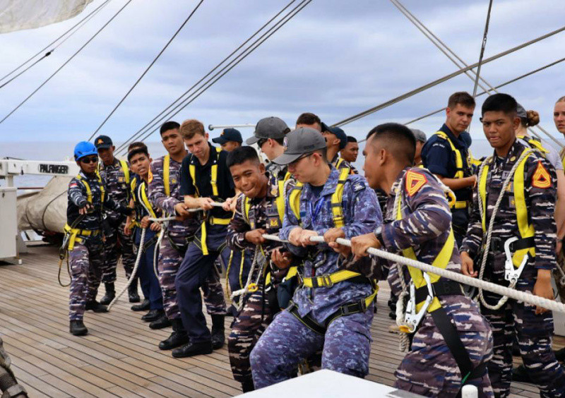 Taruna AAL dan Peserta ASEAN Plus Cadet Sail 2025 Asah Kemampuan di Tengah Samudera
