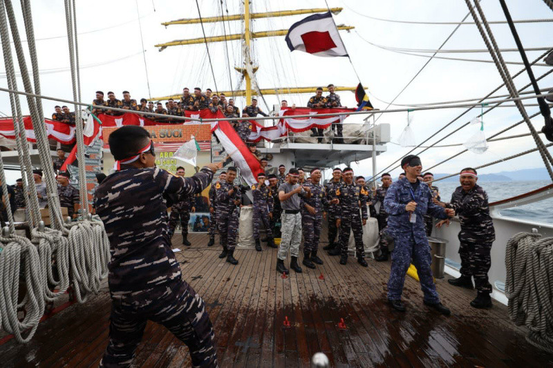 Seru! Lomba 17 Agustusan di Atas KRI Bima Suci, Taruna AAL dan Peserta ASEAN Plus Cadet Sail Gembira