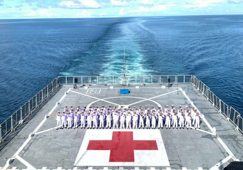 Khidmat, Prajurit KRI WSH-991 Gelar Upacara HUT ke-80 Kemerdekaan RI di Tengah Laut Seram