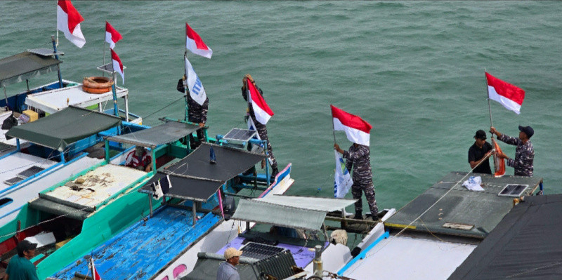 TNI AL Bagikan Bendera di Tapal Batas, Merah Putih Berkibarlah Sampai Ujung Negeri