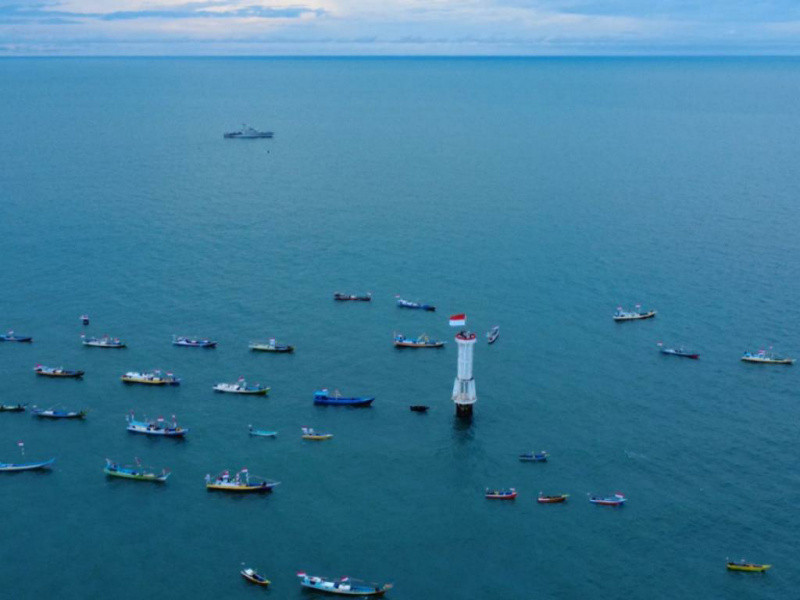 Bravo! Gugus Tempur TNI AL Kibarkan Bendera Merah Putih di Karang Unarang Ambalat