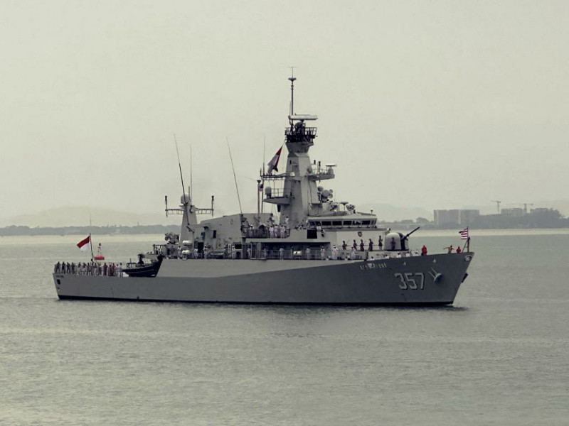 KRI Bung Tomo-357 Manufer Sailing Pass Disaksikan Pimpinan Angkatan Laut ASEAN