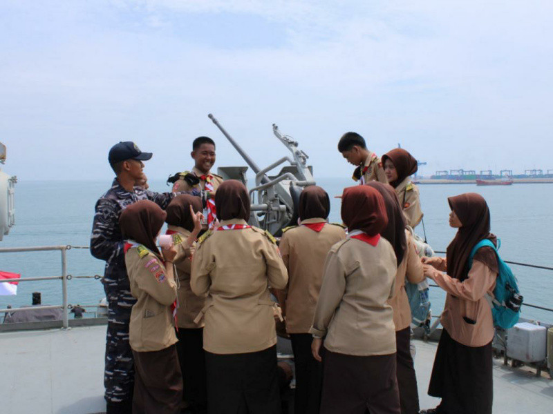 Jalesveva Jayamahe! Tanamkan Jiwa Bahari ke Generasi Muda, Pramuka Kunjungi KRI Teluk Ende-571