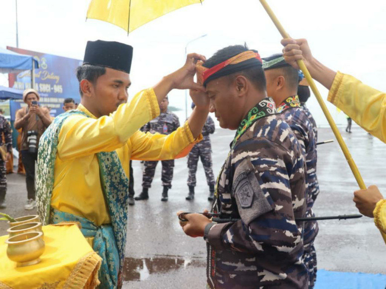 Berlabuh di Tarakan, KRI Bima Suci Disambut Adat Melayu Tepung Tawar