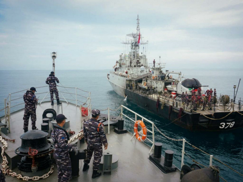 KRI Sultan Thaha Syaifuddin-376 dan KRI Sutedi Senoputra-378 Asah Kemampuan Tempur di Laut Natuna 