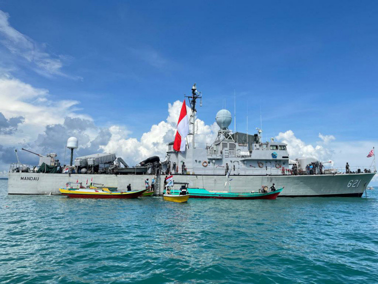 KRI Mandau-621 Sambangi Masyarakat Pesisir Pulau Sebatik, Merajut Kebersamaan Lewat Baksos