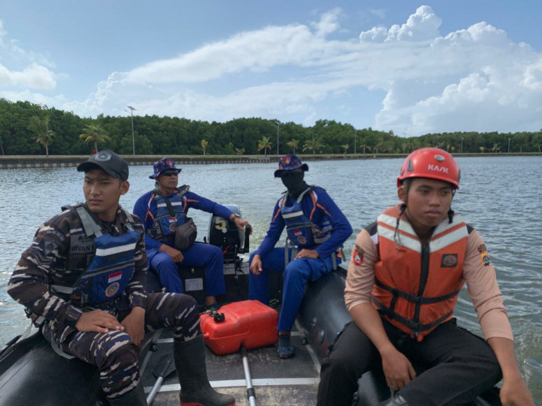 Prajurit TNI AL dan Saka Bahari Gotong Royong Bantu Masyarakat Korban Banjir di Bali