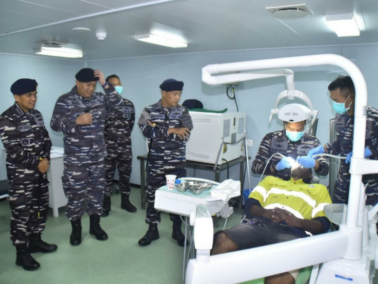 Bakti Sosial TNI AL, Masyarakat Papua Nugini Antusias Berobat di Atas KRI Wahidin Sudirohusodo-991