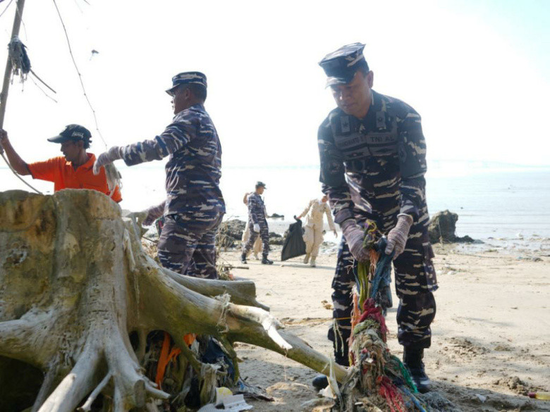 Prajurit Jalasena Bakti Sosial Jelang HUT TNI, Bersih-bersih Pantai Madura dan Berbagi Sembako