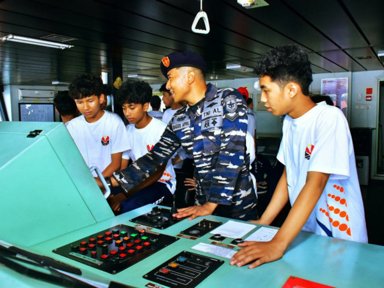 Siswa SMA Dikenalkan Dunia Maritim, Ikuti Warship Tour di KRI Teluk Calang-524