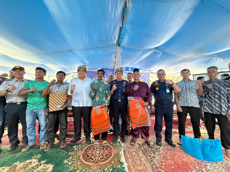 Bangun Budaya Keselamatan Pelayaran, Kemenhub Bagikan 230 Life Jacket di Desa Pangkil, Kepri