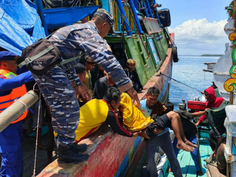 KM Anugrah Indah-18 Terbakar di Perairan Sumbawa, 1 ABK Tewas Dievakusi Tim SAR Gabungan