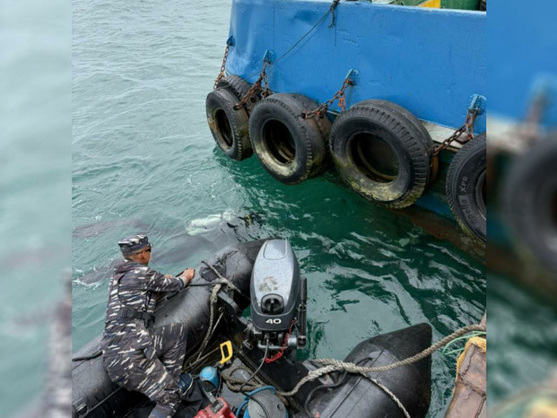 Kapal Tunda Terombang-ambing Mati Mesin di Tengah Laut, Diselamatkan KRI Sultan Nuku-373