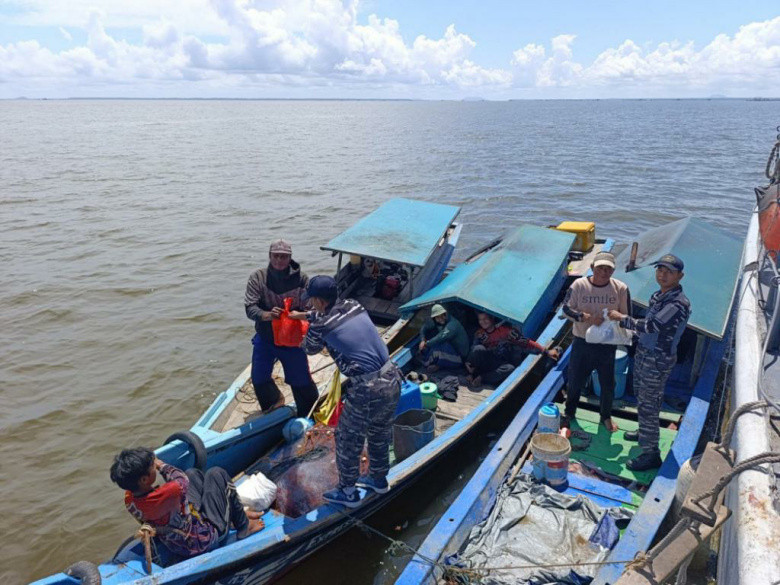 Berbagi Kebaikan di Tengah Laut, Prajurit Koderal XII Salurkan Bantuan Sembako ke Nelayan