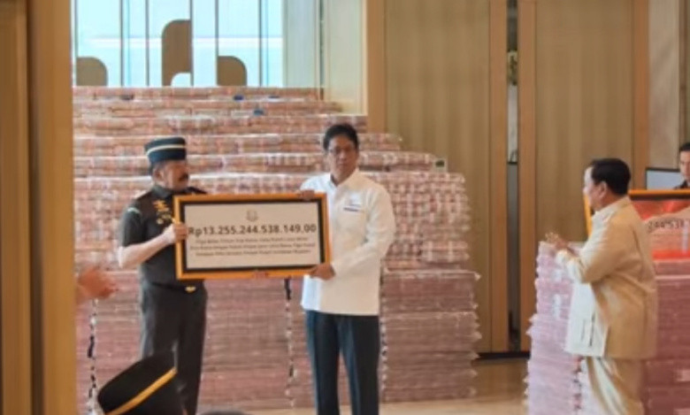 Disaksikan Presiden Prabowo, Uang Sitaan Rp13,2 T Diserahkan Jaksa Agung ke Menkeu Purbaya