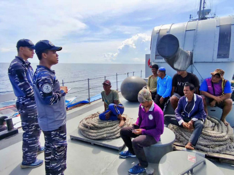 Prajurit KRI Hiu-634 Sosialisasi Nelayan di Perairan Karang Unarang, Tapal Batas Indonesia-Malaysia