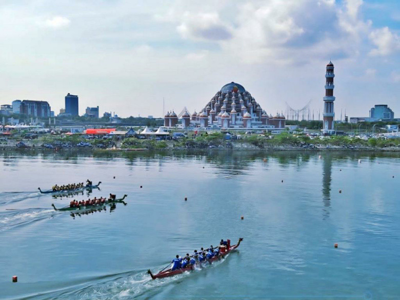 Meriah, Lomba Dayung Perahu Naga Makassar Navy Open Water Sport Competition 2025 Dimulai