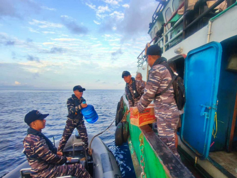 Kapal TB Roda Mas Kalbar Mogok di Laut, ABK 2 Hari Kelaparan, KRI Bung Hatta-370 Pasok Logistik