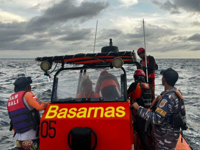 Nelayan Terombang-ambing di Perairan Nusa Penida Diselamatkan Prajurit TNI AL dan Tim SAR