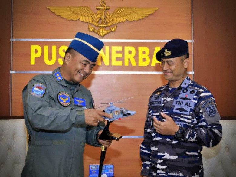 Selamat! Kadispen AL Terima Brevet Kehormatan Penerbangan TNI Angkatan Laut