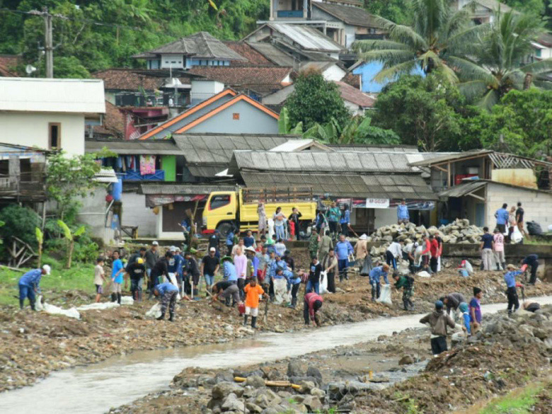 Gerakan Bersih-bersih Pantai Cisolok, Lanal Bandung dan DKP Jabar Rawat Lingkungan Laut
