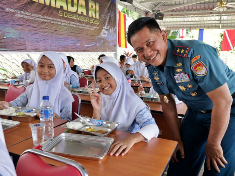 Yummy... Siswa SD Tanjung Sengkuang Nikmati MBG di Markas Kodaeral IV