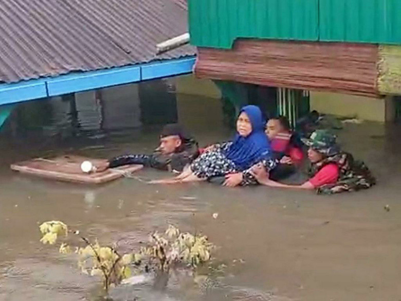 Bakti Prajurit Jalasena di Tengah Bencana